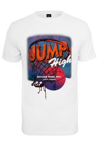 Baltas kokvilnas T-krekls ar grafisku zīmējumu basketbola grozam, frāzi "Lēkā augstu" un "Rucker Park, Ņujorka, 155. iela" dzīvās krāsās.