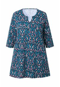 Een tuniek met een ronde halslijn en driekwartmouwen, voorzien van een kleurrijk patroon in blauw, roze en wit op een donkere achtergrond.
