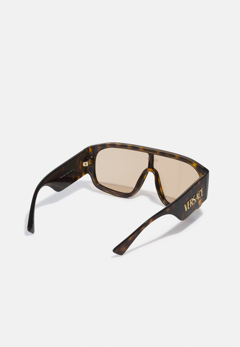 Versace zonnebril met een schildpadpatroon, rechthoekige amberkleurige lenzen en kenmerkende gouden logo-accenten aan de zijkanten.