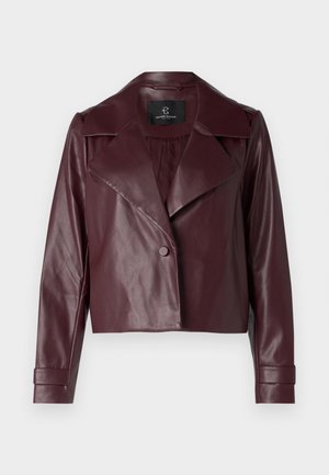 Veste courte en cuir bordeaux avec un col en V, fermeture à boutons et manches longues. Texture lisse avec des épaules et des poignets structurés.