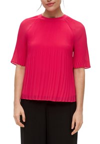 Blusa plisada de color rosa brillante con mangas raglán cortas y un escote redondo, hecha de un tejido ligero, con una textura suave.