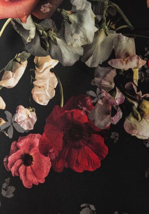 Material floral cu flori roșii, roz și albe pe un fundal negru, cu texturi și modele detaliate ale petalelor și frunzelor.