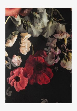 Tkanina w kwiaty z czerwonymi, różowymi i białymi kwiatami na czarnym tle, z szczegółowymi teksturami i wzorami płatków i liści.