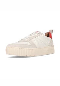 Weiße und beige Sneaker aus Wildleder und Leder. Features eine strukturierte Plattformsohle und einen roten Akzent an der Ferse. Mit Schnürung und Logodetail.