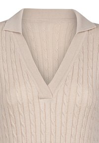 Beige gebreide trui met V-hals, geribbelde kraag en textuurpatronen in kabelstijl. Zacht materiaal met verticale lijnen en subtiele details.