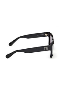Gafas de sol negras con montura rectangular y gruesa, con un acabado brillante y un sutil detalle del logo en la patilla. Las varillas texturizadas se estrechan hacia los extremos.