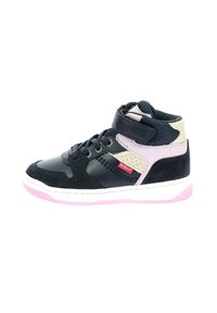 Zapatilla alta de color negro y rosa que presenta materiales de cuero y gamuza, una lengua de malla, diseño con cordones y una correa de bucle y gancho.
