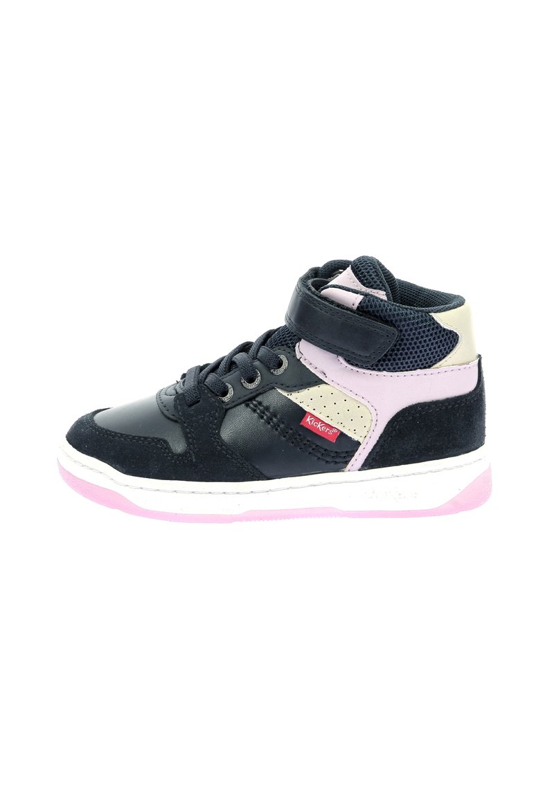 Zapatilla alta de color negro y rosa que presenta materiales de cuero y gamuza, una lengua de malla, diseño con cordones y una correa de bucle y gancho.