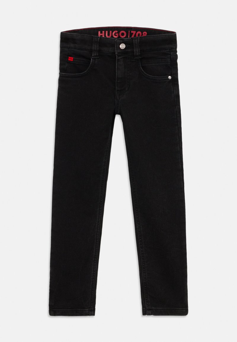 Jean en denim noir avec une coupe slim, design à cinq poches et quincaillerie en métal. La taille présente une étiquette logo rouge pour la marque.