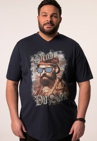 Námořnickomodré bavlněné tričko s výstřihem do V a velkým grafikou vousatého muže v slunečních brýlích, se strukturovaným vintage designem.