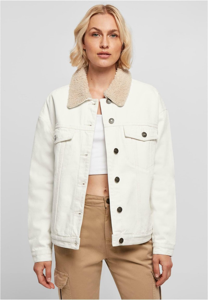 Veste en denim blanc avec un col en fausse fourrure beige, fermeture à boutons à l'avant, deux poches poitrine et manches longues. Texture lisse, coupe décontractée.