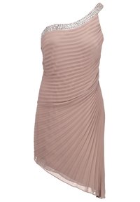Robe plissée rose poudrée asymétrique avec une bretelle ornée de strass argentés.