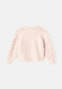 Hellrosa gestrickter Pullover mit Rundhalsausschnitt, strukturiertem Zopfmuster an den Ärmeln und gerippten Bündchen sowie Saum. Weiches, flauschiges Material.