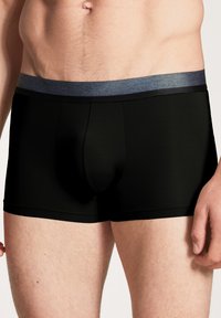 Zwarte boxershorts met een donkergrijze elastische tailleband, gemaakt van een gladde stof, met een aansluitend ontwerp en zonder zichtbare patronen of accenten.