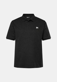 Černé polo tričko vyrobené z měkké texturované tkaniny. Má klasický límeček, dva knoflíky a malé bílé logo na hrudi.