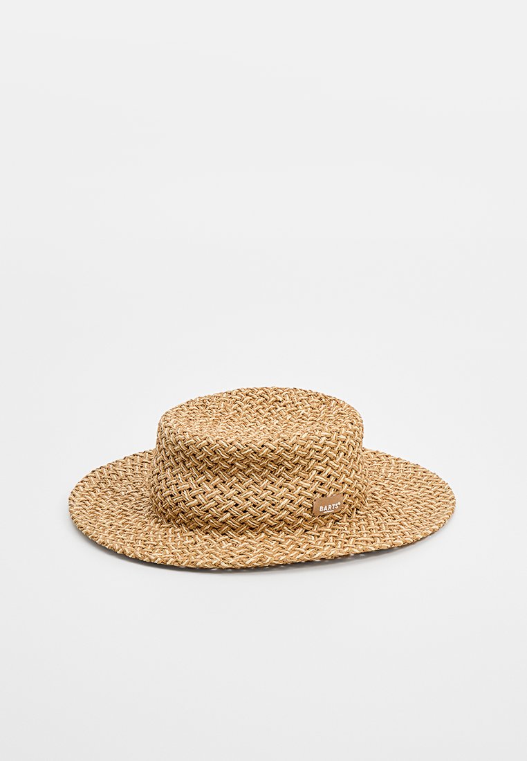 Geweven strohoed in lichtbruin met een platte kroon en brede rand. Beschikt over een klein merklabel aan de zijkant, met een gestructureerd patroon over het geheel.