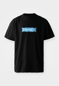 Camiseta de algodón negra con cuello redondo y mangas cortas, que presenta una impresión del logo "CARHARTT" en color azul en la parte delantera.