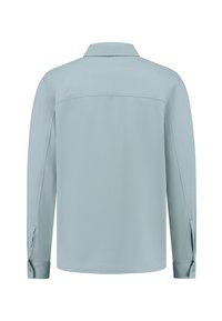 Lichtblauw overhemd met lange mouwen en een kraag, met een gladde textuur en knoopmanchetten. De achterkant toont een eenvoudige ontwerp met een naad over de schouders.