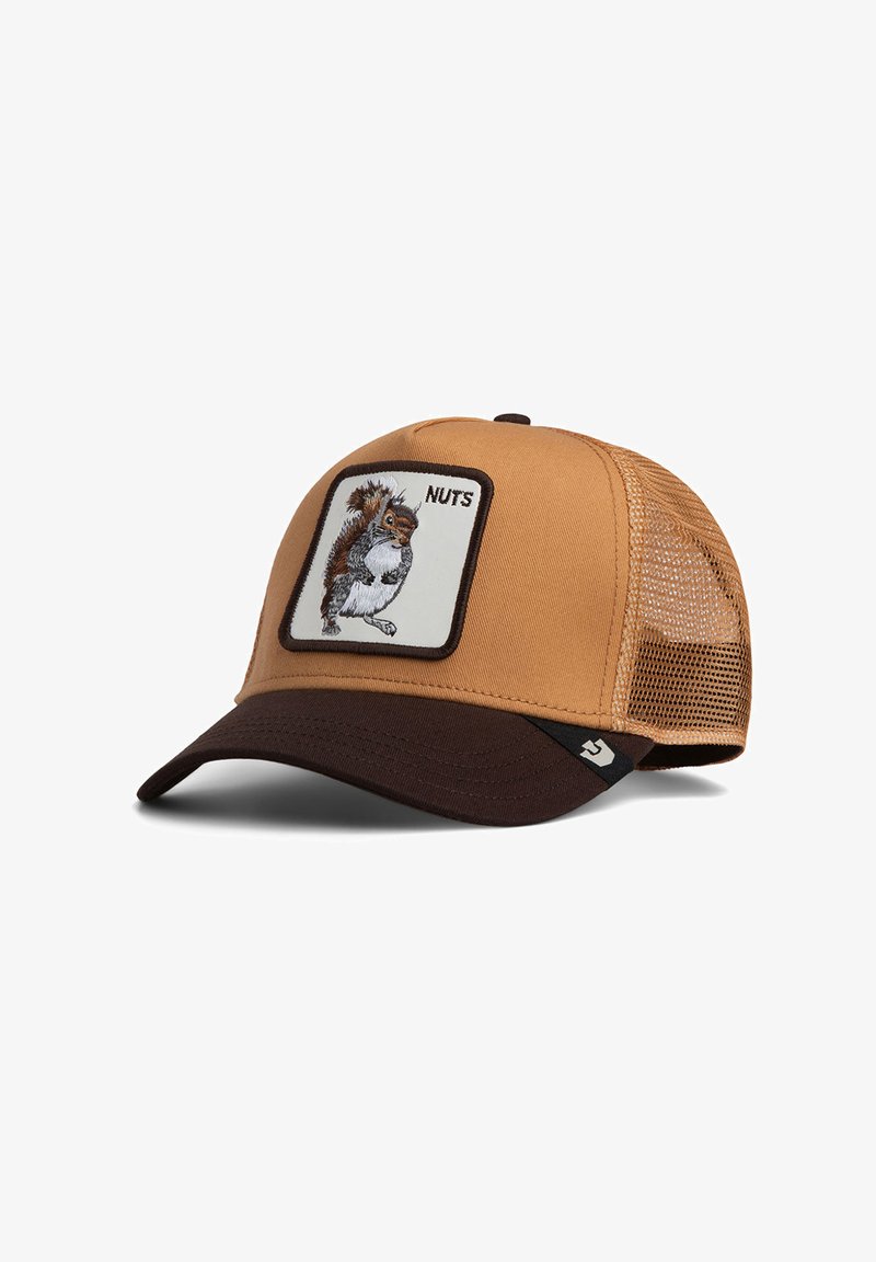 Gorra de malla marrón y beige con visera marrón oscuro, con un parche de ardilla etiquetado como "NUTS" en el panel frontal.