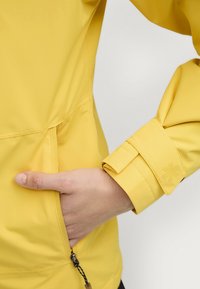 Áhkká Regnjakke / vandafvisende jakker - zitronengelb