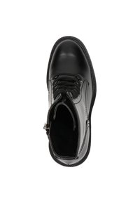 Stivaletto in pelle nera con punta arrotondata, chiusura con lacci nella parte anteriore e zip laterale. Presenta una texture liscia e cuciture decorative lungo i bordi.