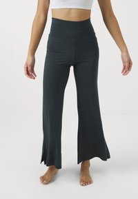 Yogasearcher JAIPUR FLARE PANTS - Donji dijelovi trenirke - forest