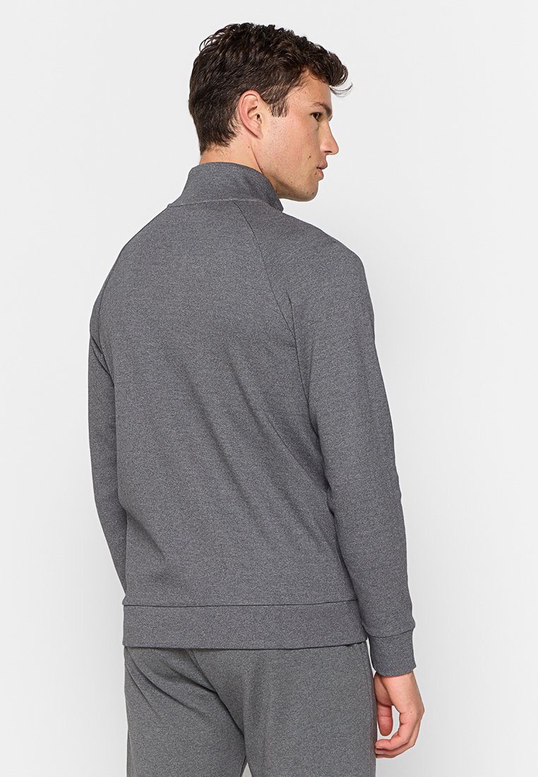 Grijze, lange mouwen jas van zacht materiaal, met een hoge kraag en geribbelde manchetten, met een strak ontwerp en zonder zichtbare patronen.