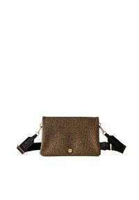 Borsa a tracolla in pelle marrone con texture, con una tracolla liscia nera e dettagli in metallo dorato. Forma rettangolare con chiusura a scatto sul davanti.