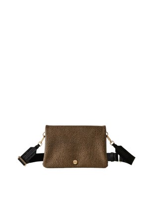 Borsa a tracolla in pelle marrone con texture, con una tracolla liscia nera e dettagli in metallo dorato. Forma rettangolare con chiusura a scatto sul davanti.