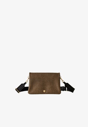 Borsa a tracolla in pelle marrone con texture, con una tracolla liscia nera e dettagli in metallo dorato. Forma rettangolare con chiusura a scatto sul davanti.