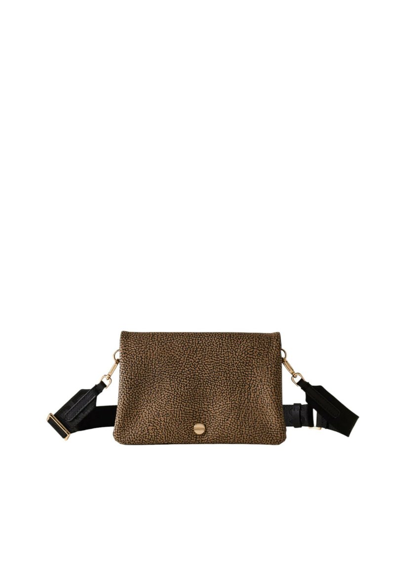 Borsa a tracolla in pelle marrone con texture, con una tracolla liscia nera e dettagli in metallo dorato. Forma rettangolare con chiusura a scatto sul davanti.