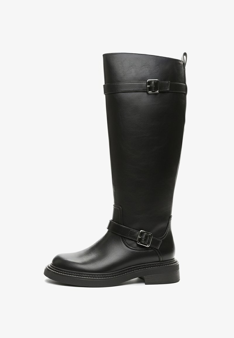 Schwarzer kniehoher Lederstiefel mit glatter Textur und Schnallenakzenten. Verfügt über eine abgerundete Zehenpartie und eine dicke Sohle für Stabilität.