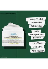 Vit burk med lock, märkt "Kiehl's Rare Earth Deep Pore Cleansing Masque." Innehåller amazonisk vit lera, 125 ml, med miljövänliga detaljer.