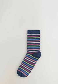 Ein einzelner blauer Socke mit horizontalen Streifen in Pink, Grün, Blau und Rot auf einem weißen Hintergrund.