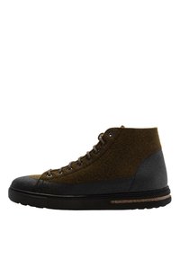 Sneaker alte con upper in lana verde oliva scuro, dettagli in pelle grigia e suola in gomma testurizzata. Presentano occhielli marroni e una suola intermedia a righe.