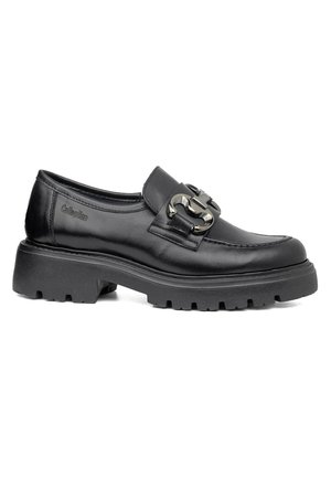 Scarpa nera in pelle senza lacci con suola spessa, caratterizzata da una fibbia decorativa in argento e dettagli cuciti lungo il bordo.
