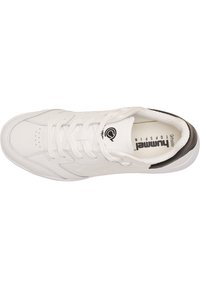 Vit sneaker med strukturerad läderöverdel, rund tå och platta snören. Svart accent vid hälen och varumärkeslogotyp på tungan. Slät gummisula.