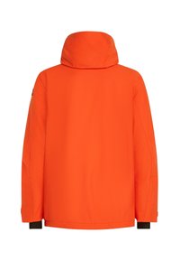 Helder oranje waterdichte jas met hoge kraag en capuchon. Heeft zwarte mouwen en een gladde textuur. Eenvoudig, functioneel ontwerp.