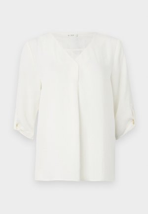 Biała bluzka z dekoltem w serek, z rękawami o długości trzech czwartych i podwiniętymi mankietami. Wykonana z lekkiego materiału o lekko teksturowanym wykończeniu.