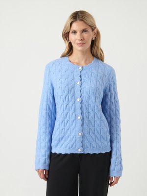 Lichtblauwe gebreide cardigan met een textuur kabelpatroon, ronde hals, lange mouwen en knopen voor sluiting. Geribbelde zoomdetail.