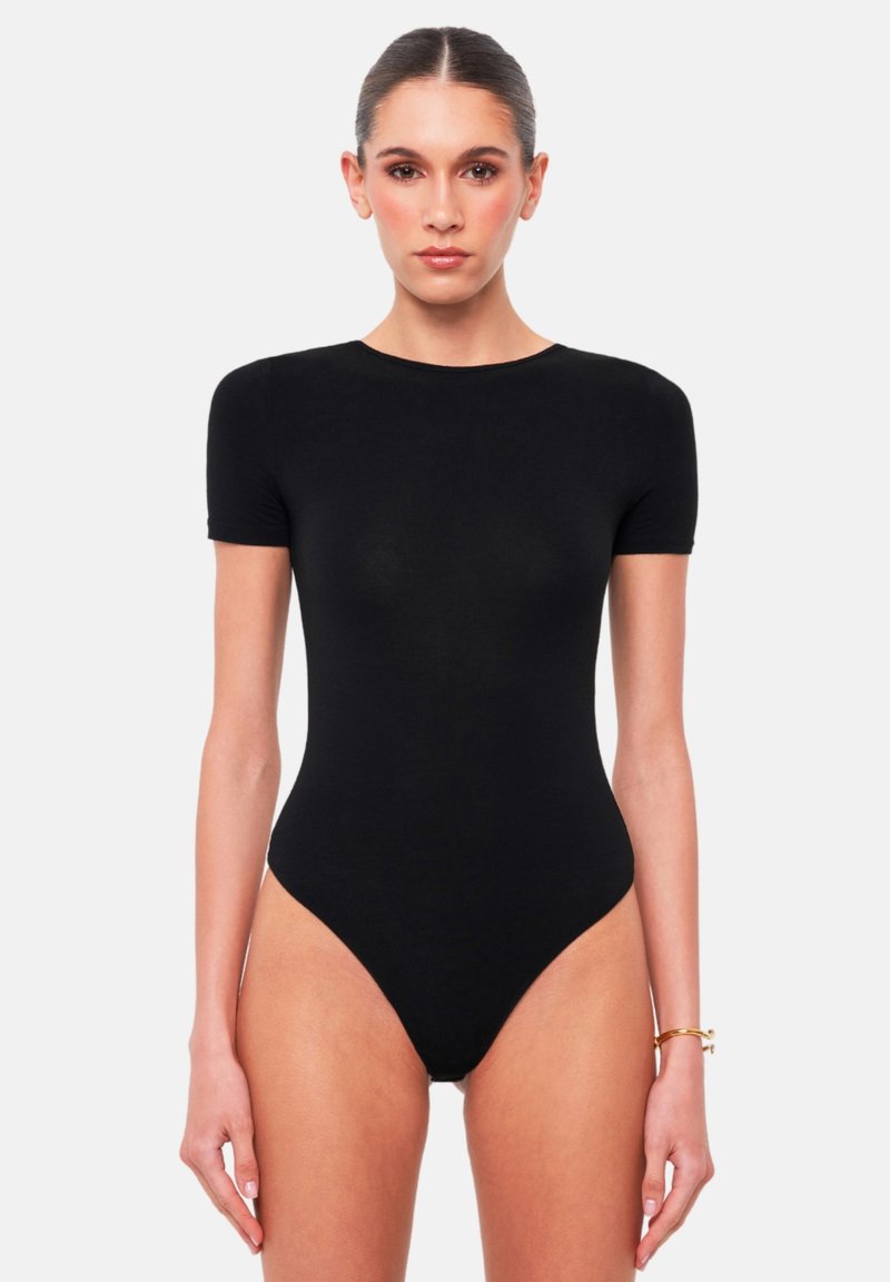Zwarte body met korte mouwen, getailleerd ontwerp, ronde halslijn en hoge beenuitsnijdingen, gemaakt van een gladde, rekbare stof.