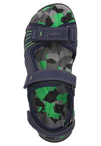 Mørkeblå sandal med justerbare stropper, med en sål i grønn og svart camo-mønster og teksturert gummisåle for bedre grep.