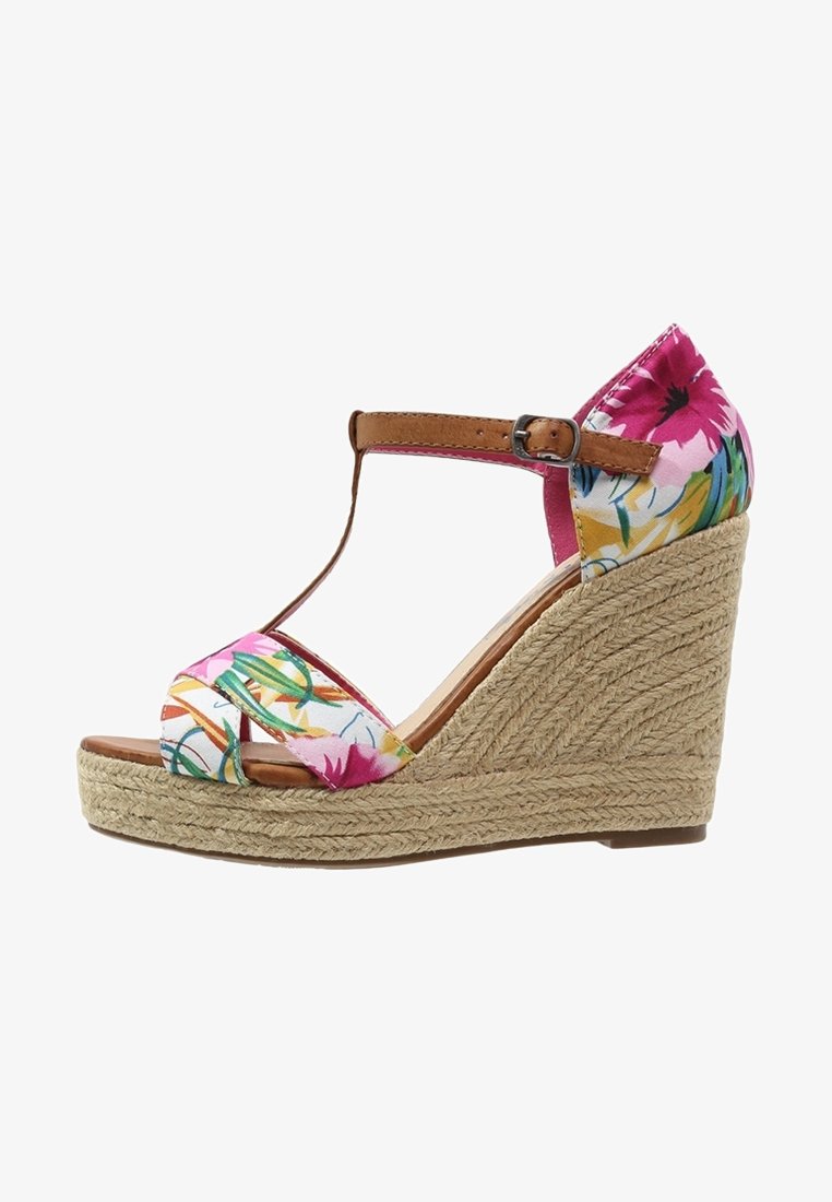 Wedge-sandalen met een geweven juten zool en kleurrijke bloemenstoffen banden. Voorzien van een bruine enkelband met een verstelbare gespsluiting.