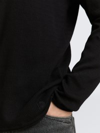 Fekete, texturált hosszú ujjú ing lekerekített szegéllyel. Finom márkajelzés található az alsó részen. Az anyag puha és mintás hatású.