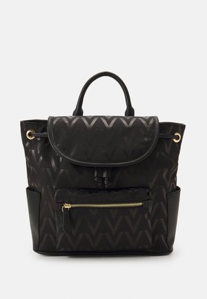 Sac à dos noir en nylon texturé avec un motif géométrique. Comprend une poche zippée à l'avant, une poignée ronde et des accents en cuir.