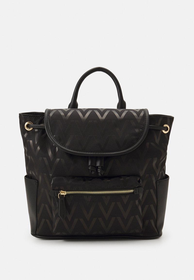 Sac à dos noir en nylon texturé avec un motif géométrique. Comprend une poche zippée à l'avant, une poignée ronde et des accents en cuir.