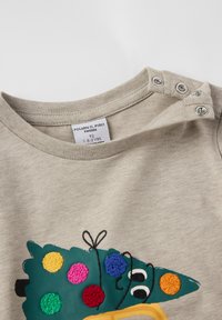 Lichtbeige overhemd met korte mouwen, versierd met een groene kerstboomontwerp met kleurrijke pompons en een gele basis, met textuur geborduurde details.