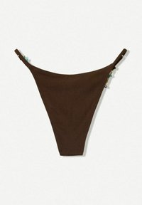 Bas de bikini marron avec un design échancré. Comprend des bretelles fines et des accents décoratifs sur les côtés. Texture lisse avec une couverture minimale.
