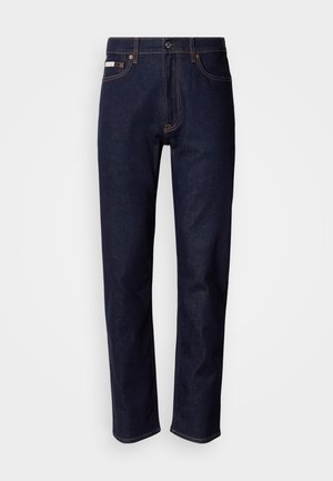 Vaqueros de mezclilla azul oscuro con corte de pierna recta, cierre con botón superior, diseño de cinco bolsillos, costuras en contraste y una textura suave.