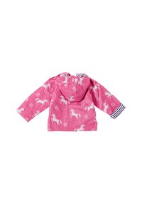 Waterdichte roze regenjas met witte eenhoornpatronen, kap en gestreepte blauwe accenten op de manchetten. Glad textuur en lichtgewicht ontwerp.